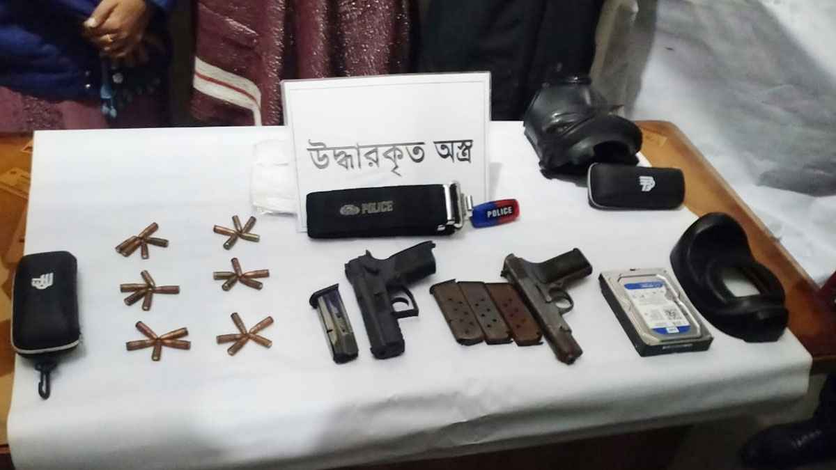 চাঁদপুরে লুণ্ঠিত অস্ত্র ও গুলিসহ মা-ছেলে গ্রেফতার