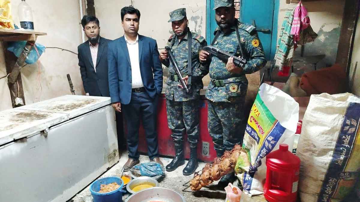 চাঁদপুরে বাসি খাবার সংরক্ষণ করায় হোটেল মালিকের জরিমানা