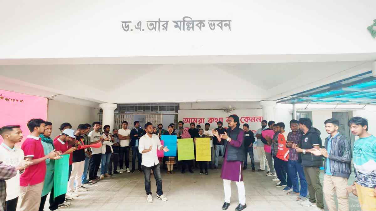 প্রশাসনের পদত্যাগের দাবিতে চবিতে ছাত্রদলের অবস্থান কর্মসূচি