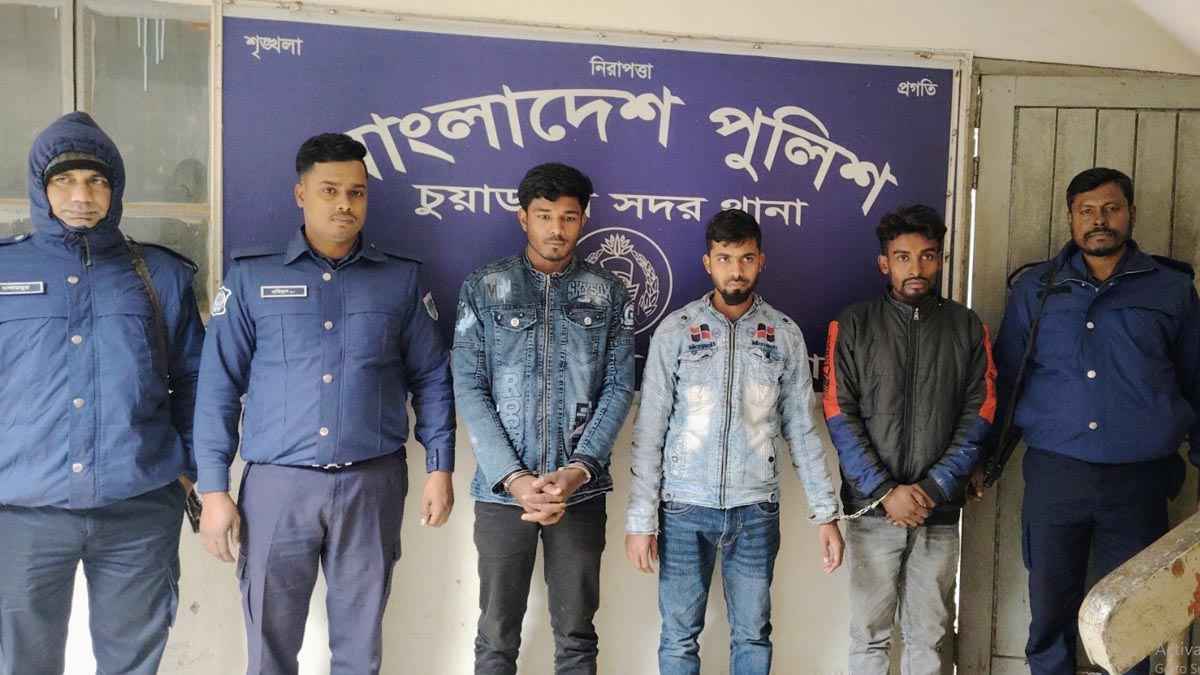 চুয়াডাঙ্গায় পুলিশ চেকপোস্টে অসদাচরণ ও হুমকি, ৩ যুবক আটক