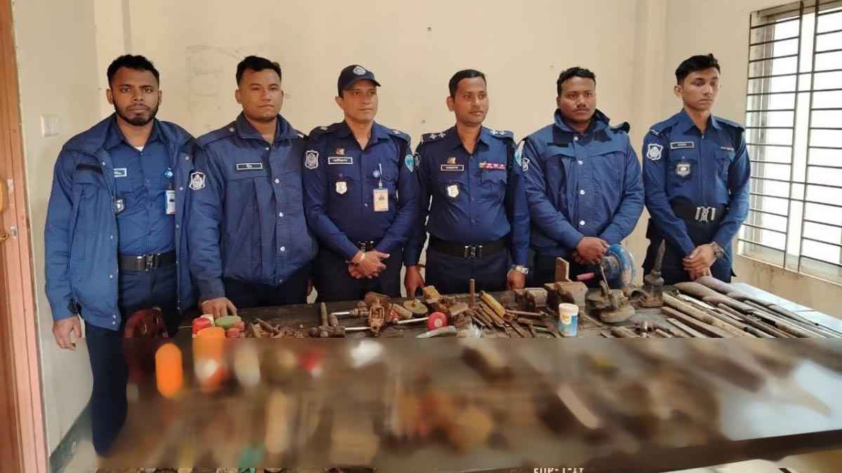 রামুতে অস্ত্র তৈরির কারখানার সন্ধান, বিপুল পরিমাণ সরঞ্জাম জব্দ