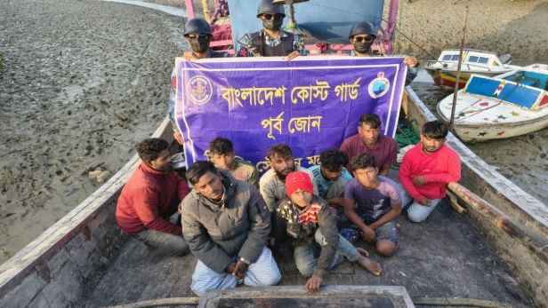 কক্সবাজারে ডাকাতের কবল থেকে ৯ জেলে উদ্ধার, আটক ১