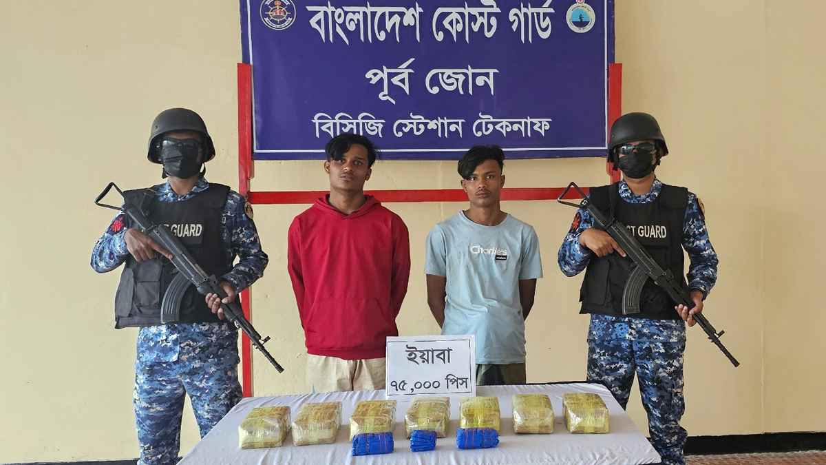 টেকনাফে ৪ কোটি টাকার ইয়াবাসহ দুই পাচারকারী আটক