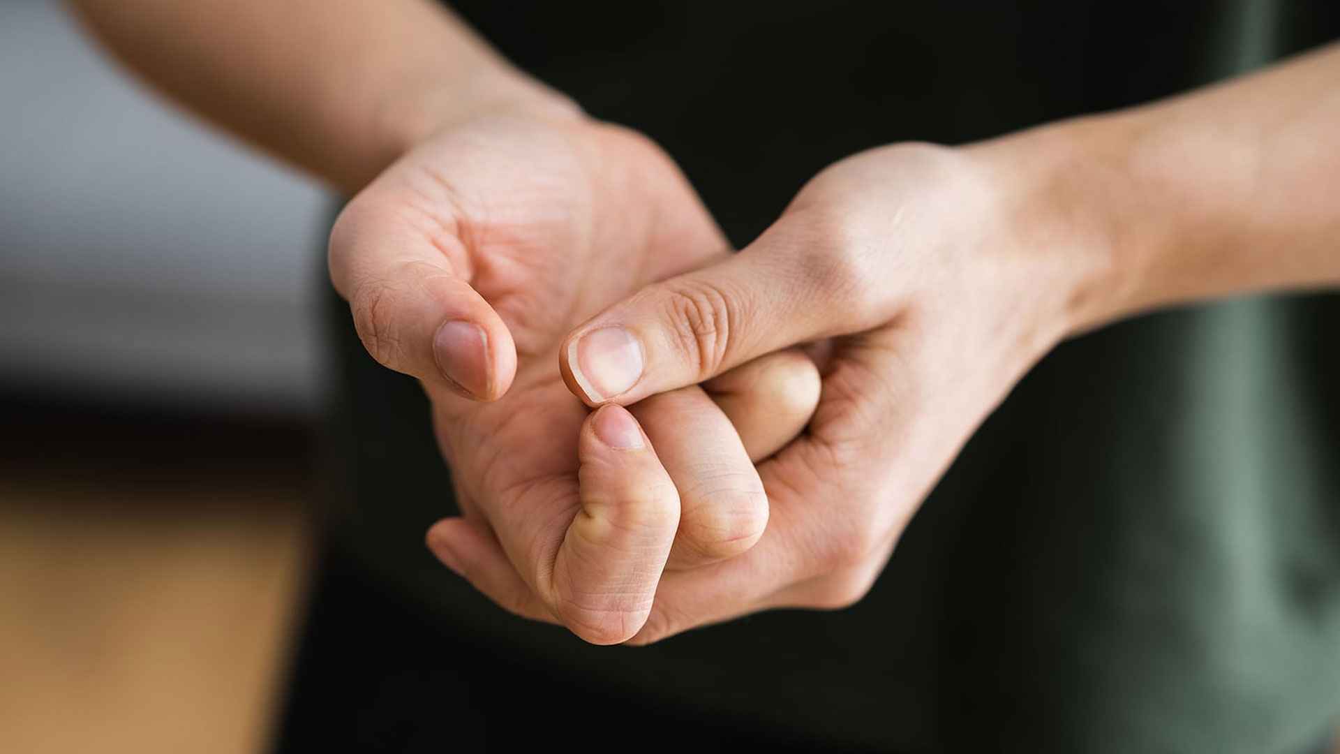 ঘন ঘন আঙুল ফোটানোর স্বভাবে শরীরে কী প্রভাব পড়ে?