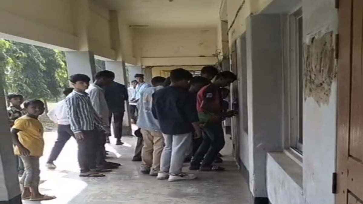 নির্বাচনি পরীক্ষায় ৭ বিষয়ে ফেল করায় স্কুলে তালা দিল বিএনপি নেতার ছেলে