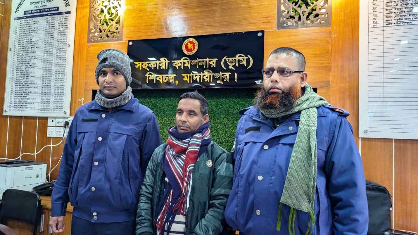 মাদারীপুরে ঘুষ নেওয়ার অপরাধে পরিচ্ছন্নতা কর্মীর কারাদণ্ড