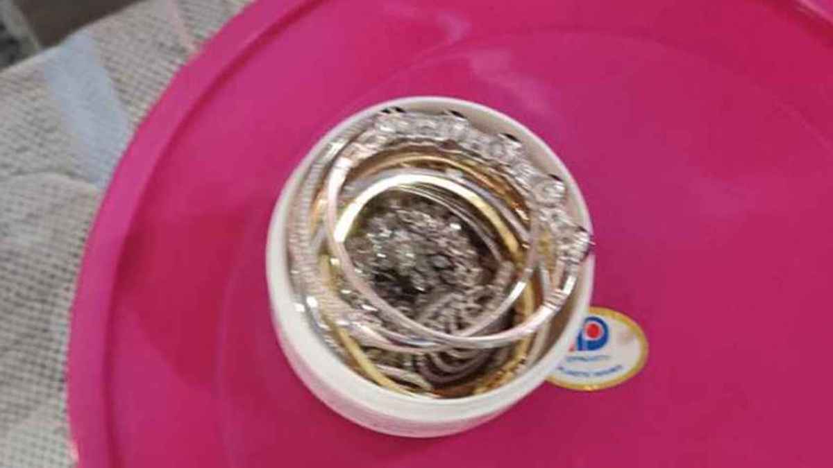 বিমানবন্দরে দুবাইফেরত যাত্রীর ব্যাগে মিলল ২১ লাখ টাকার স্বর্ণ