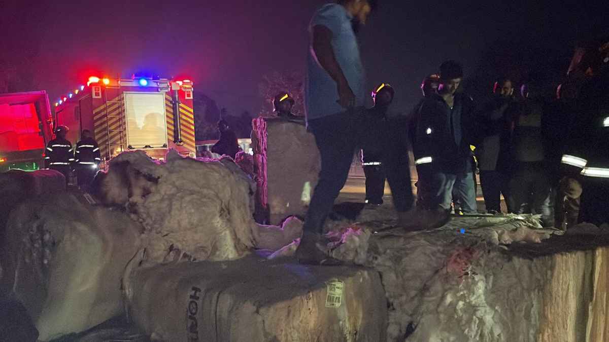 মিরসরাইয়ে তুলাবাহী চলন্ত কাভার্ডভ্যানে আগুন