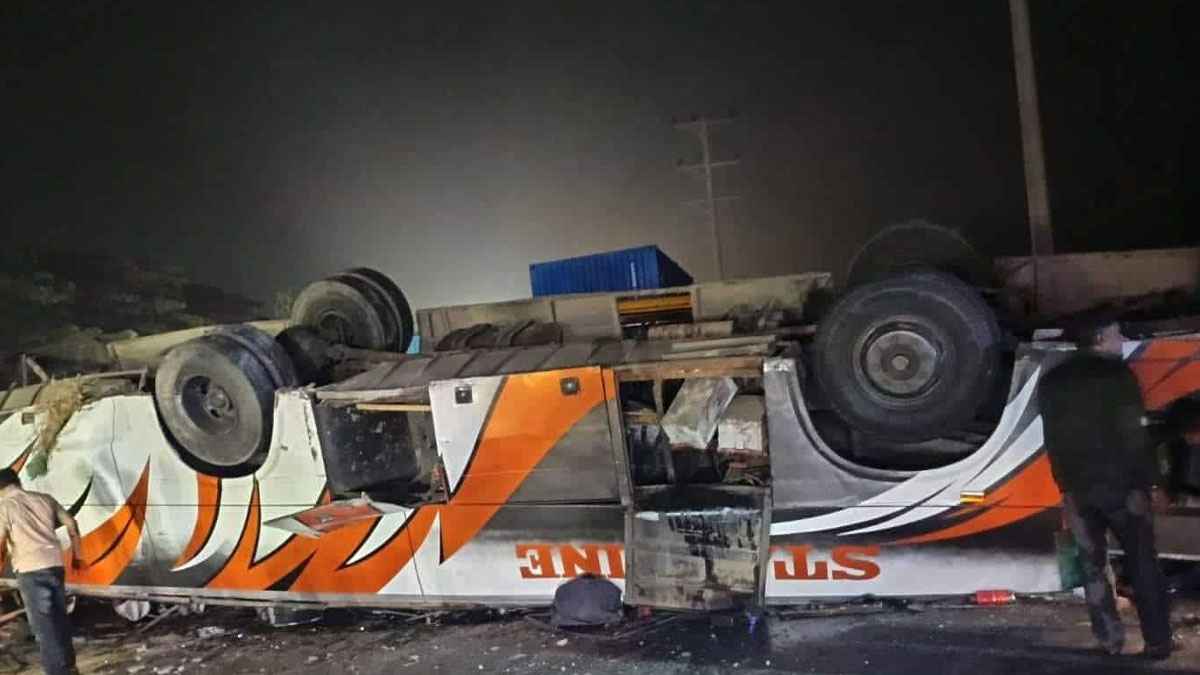 কুমিল্লায় বাস-মাইক্রোবাস সংঘর্ষে নিহত ২, আহত ১২