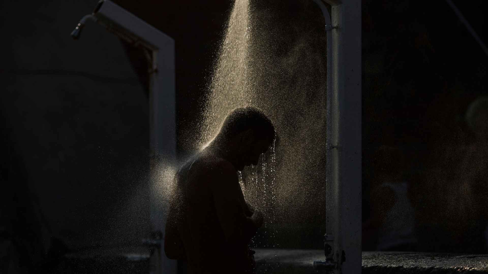 ‘ডার্ক শাওয়ার’ কী, এভাবে গোসল করলে কী হয়?