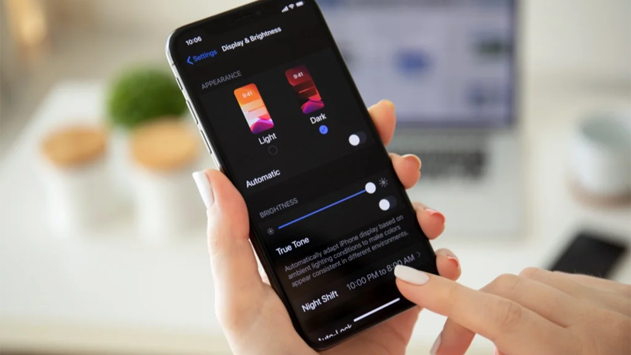 ফোনের ডার্ক মোড কি সত্যিই ব্যাটারি বাঁচায়?