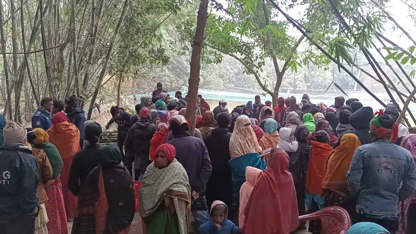 বাড়ির সামনে গাছ থেকে ভাজা বিক্রেতার ঝুলন্ত মরদেহ উদ্ধার