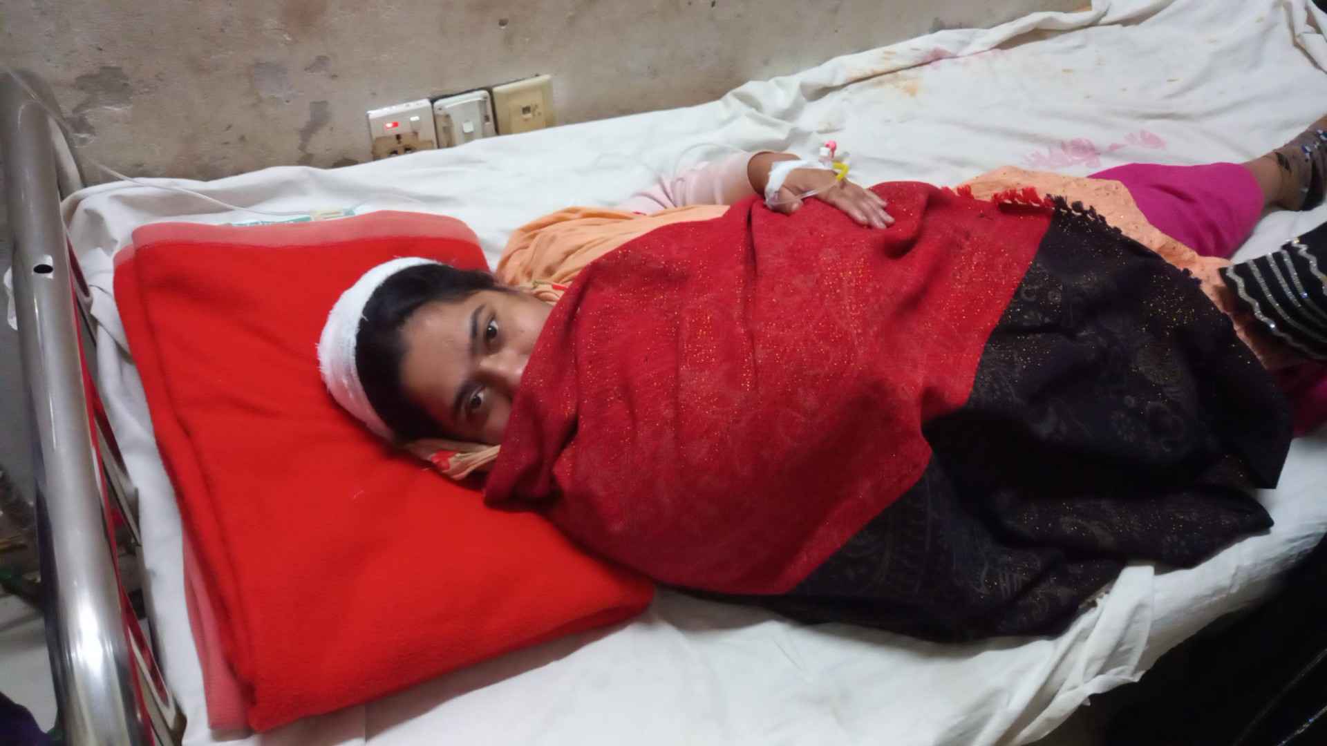 মাদারীপুরে যৌতুকের মামলায় করায় গৃহবধূকে কুপিয়ে জখম