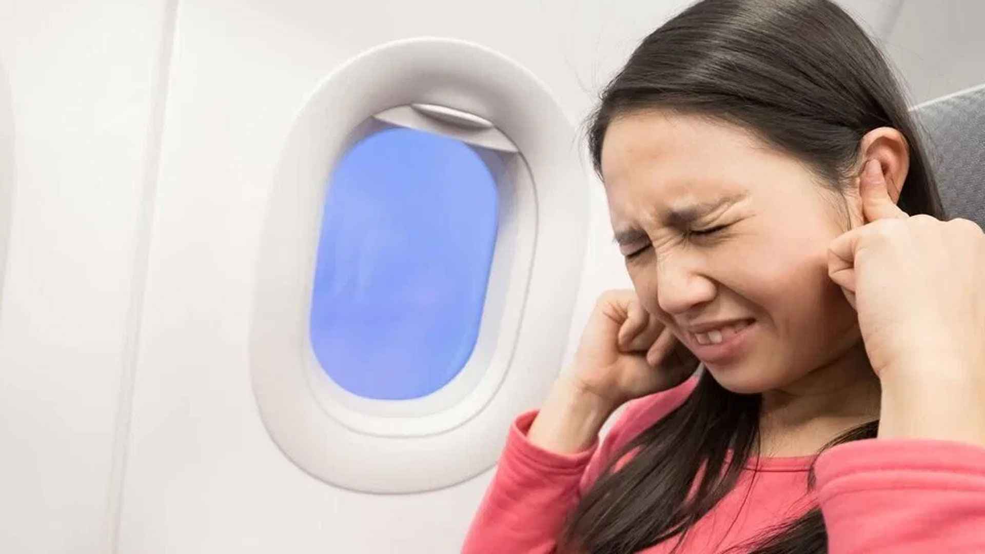 বিমানে উঠলেই কান বন্ধ হয়ে যায়? ৩ টোটকা কাজ লাগান 