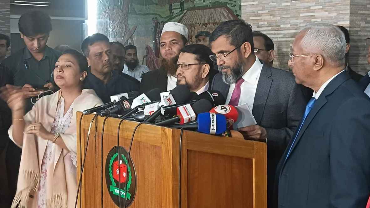 পোস্টাল ব্যালট নিয়ে কোনো অনিয়ম হলে ছাড় নয়: ইসি সানাউল্লাহ