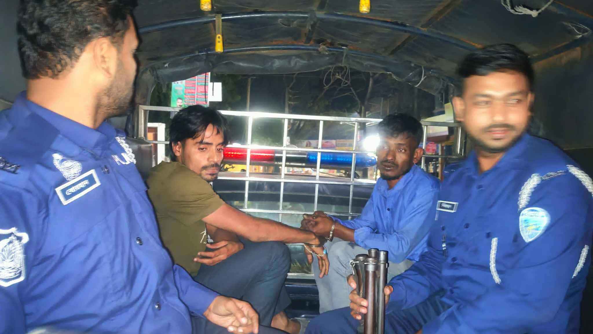 বাসে কুবি শিক্ষার্থীকে হেনস্তা, আটক ৫