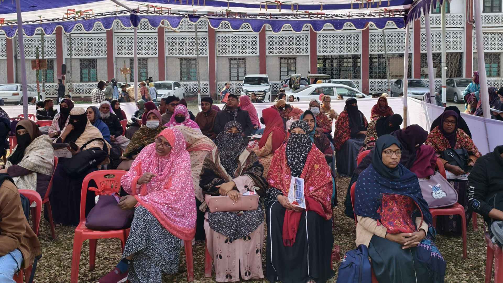 ভেতরে রাবি ভর্তি পরীক্ষায় সন্তান, বাইরে উৎকণ্ঠায় অভিভাবক