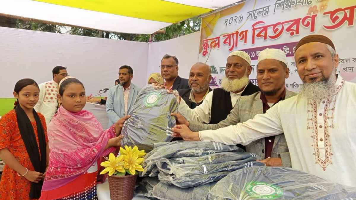 ফেনীতে নতুন বছরে স্কুল ব্যাগ পেল শিক্ষার্থীরা