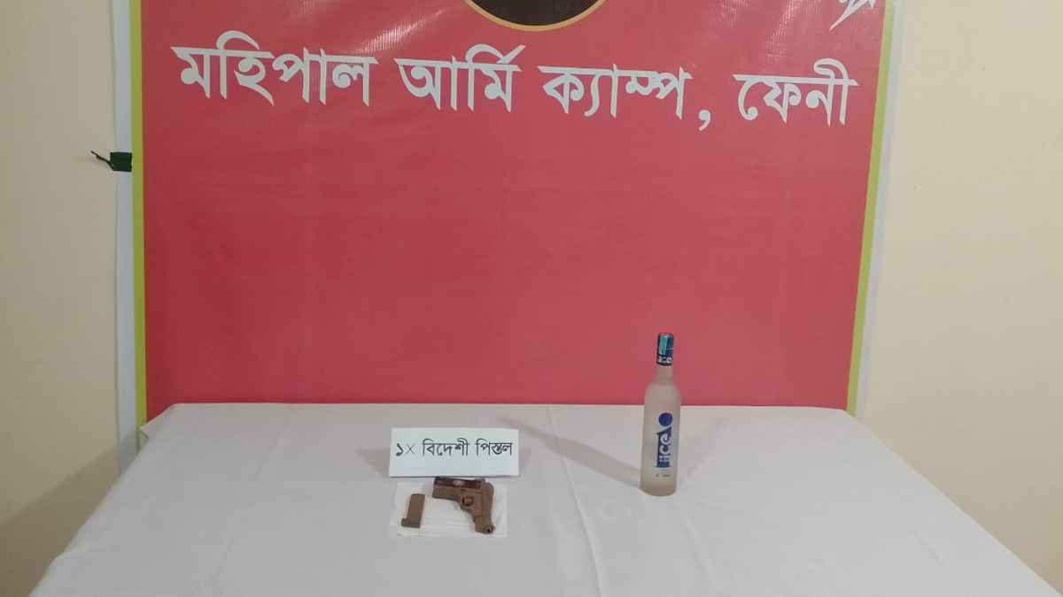 ফেনীতে পিস্তল-ম্যাগাজিনসহ বিদেশি মদ জব্দ