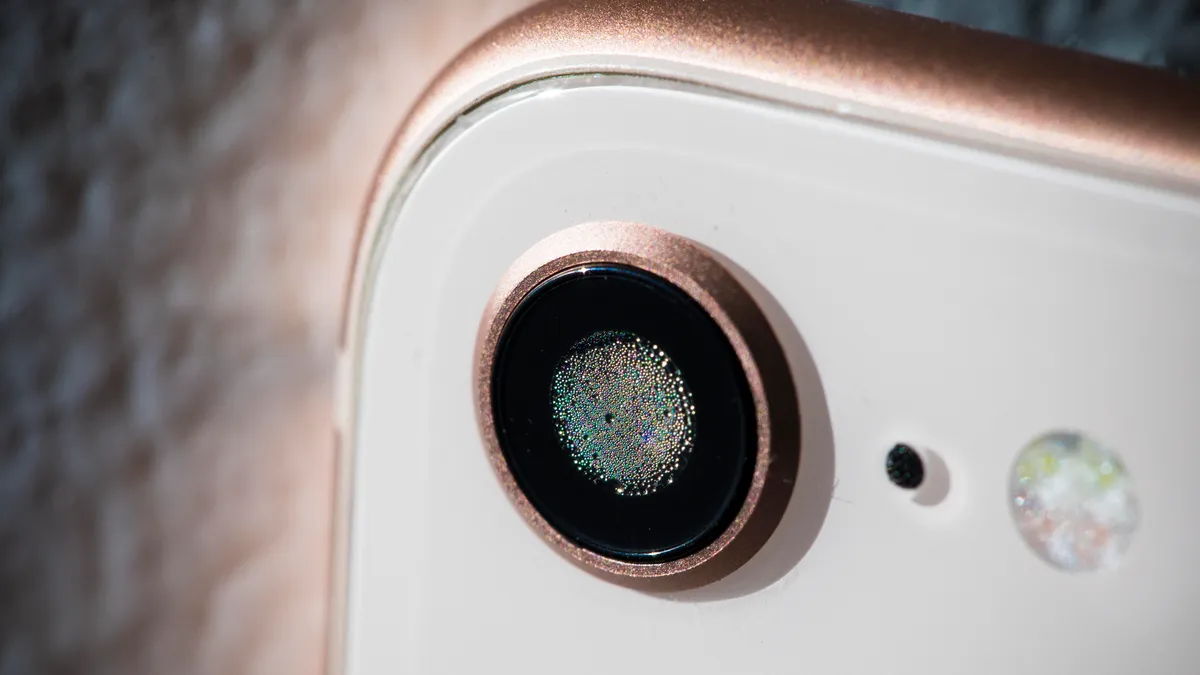 শীতকালে স্মার্টফোন ক্যামেরার লেন্স ঝাপসা হয়ে যায় কেন?