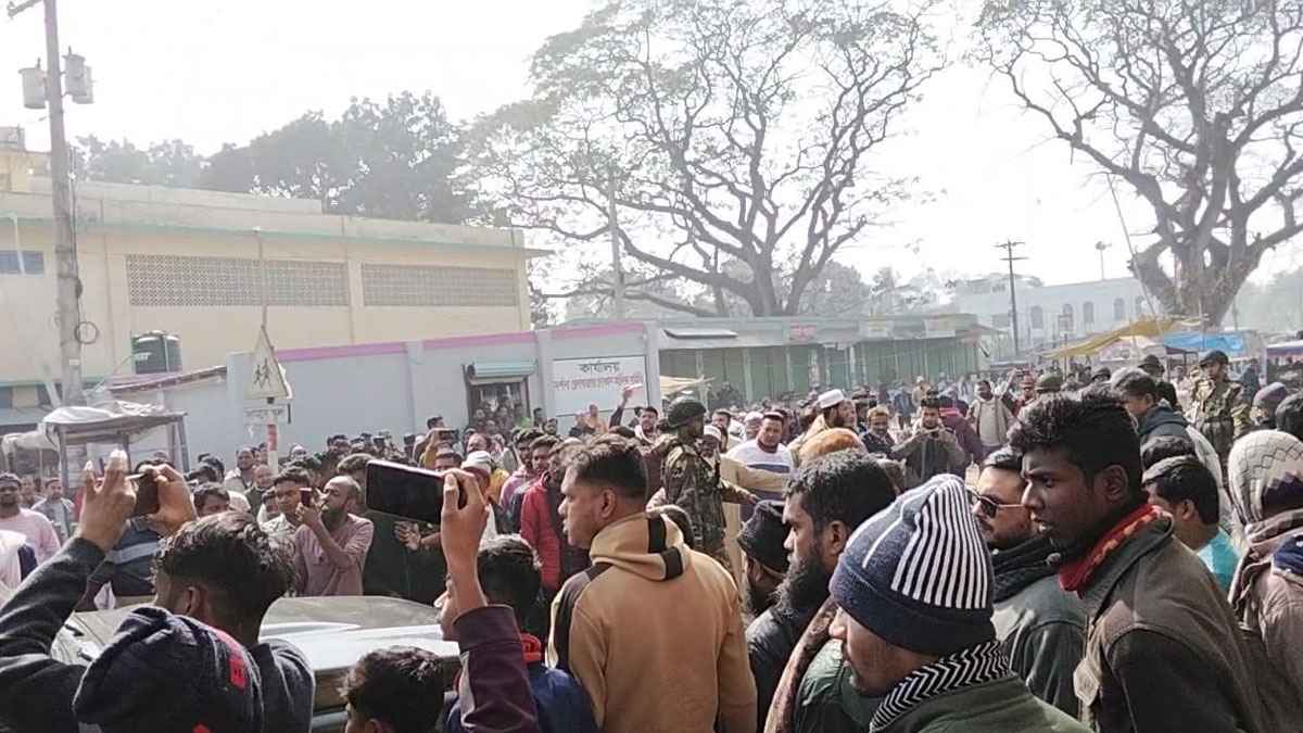 তুচ্ছ ঘটনায় দর্শনা রেলবাজারে রণক্ষেত্র, আহত ৫