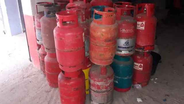 দোহারে সিলিন্ডার গ্যাসের সংকট, বাড়তি দামে বিক্রি