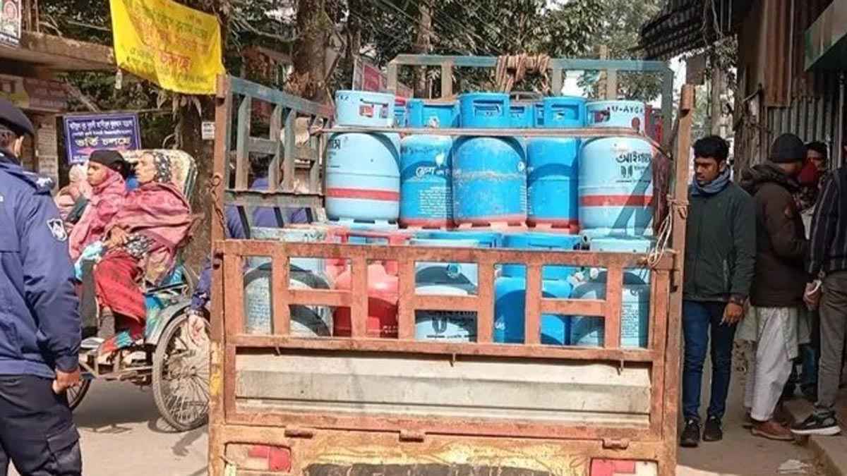 নলছিটিতে অতিরিক্ত দামে এলপিজি বিক্রি, ডিলারকে অর্থদণ্ড