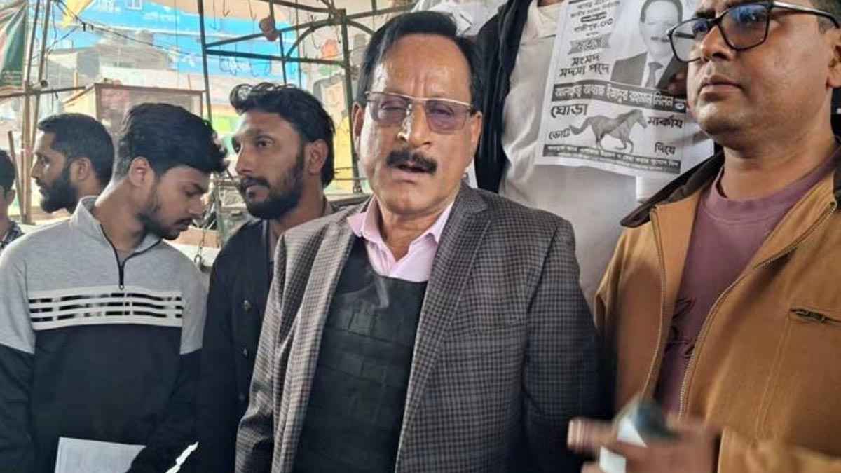 বুলেটপ্রুফ জ্যাকেট পরে গণসংযোগে স্বতন্ত্র প্রার্থী মিলন