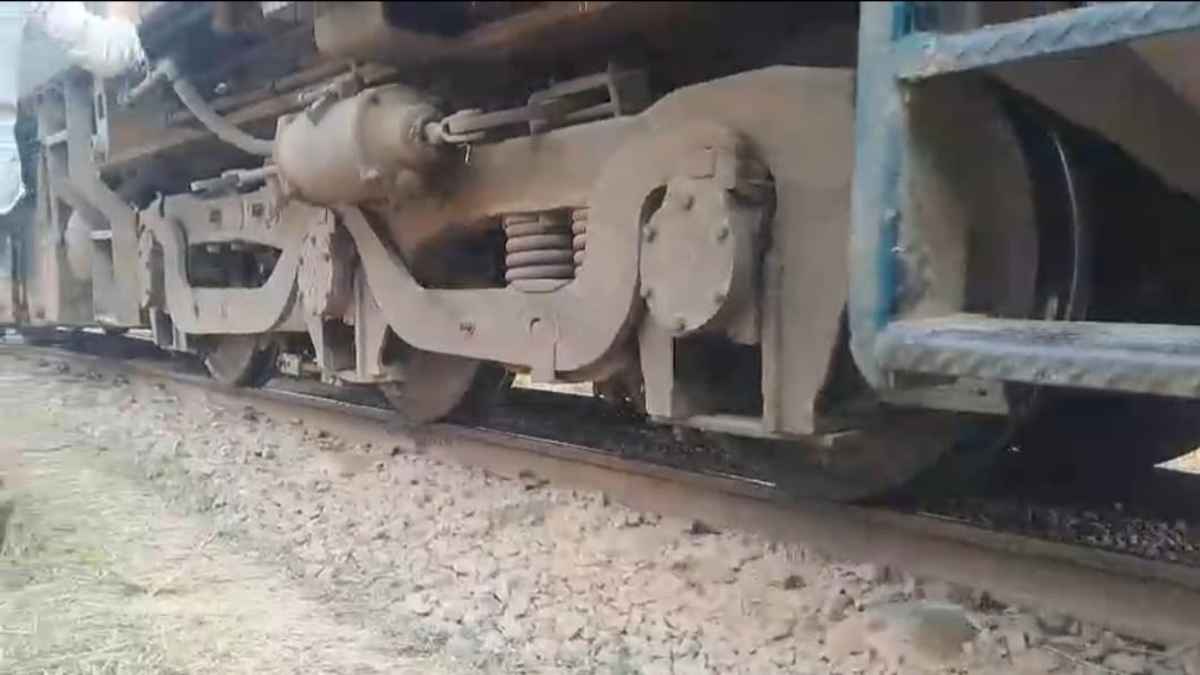 গাজীপুরে চলন্ত ট্রেনের স্প্রিং খুলে থেমে গেল মাঝপথে