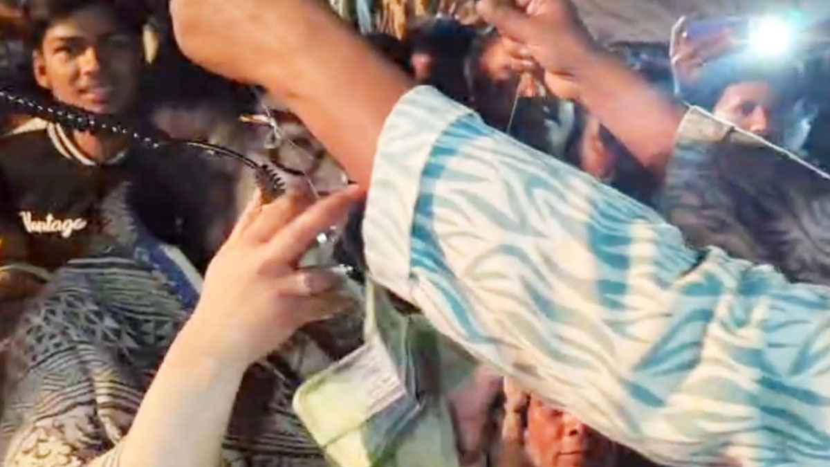 রুমিন ফারহানার গলায় ভক্তের টাকার মালা!