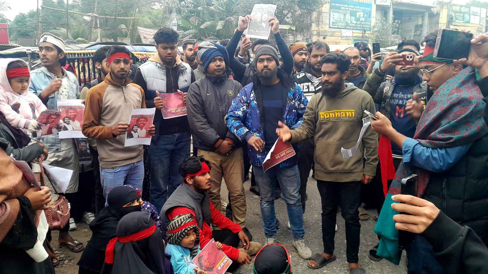 হাদি হত্যার বিচারের দাবিতে নবাবগঞ্জে বিক্ষোভ মিছিল