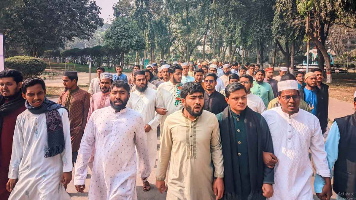 হাদি হত্যার বিচার দাবিতে ইসলামী বিশ্ববিদ্যালয়ে বিক্ষোভ