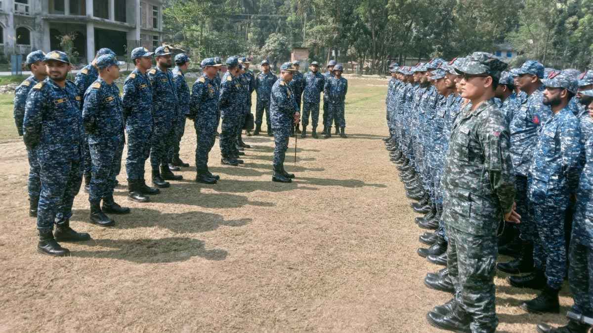 হাতিয়ায় আইনশৃঙ্খলা পরিস্থিতি পর্যবেক্ষণে নৌ অঞ্চলের কমান্ডার