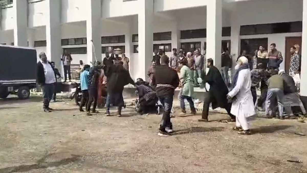 নাটোর আদালত প্রাঙ্গণে বাদী-বিবাদী সংঘর্ষ, আটক ৩