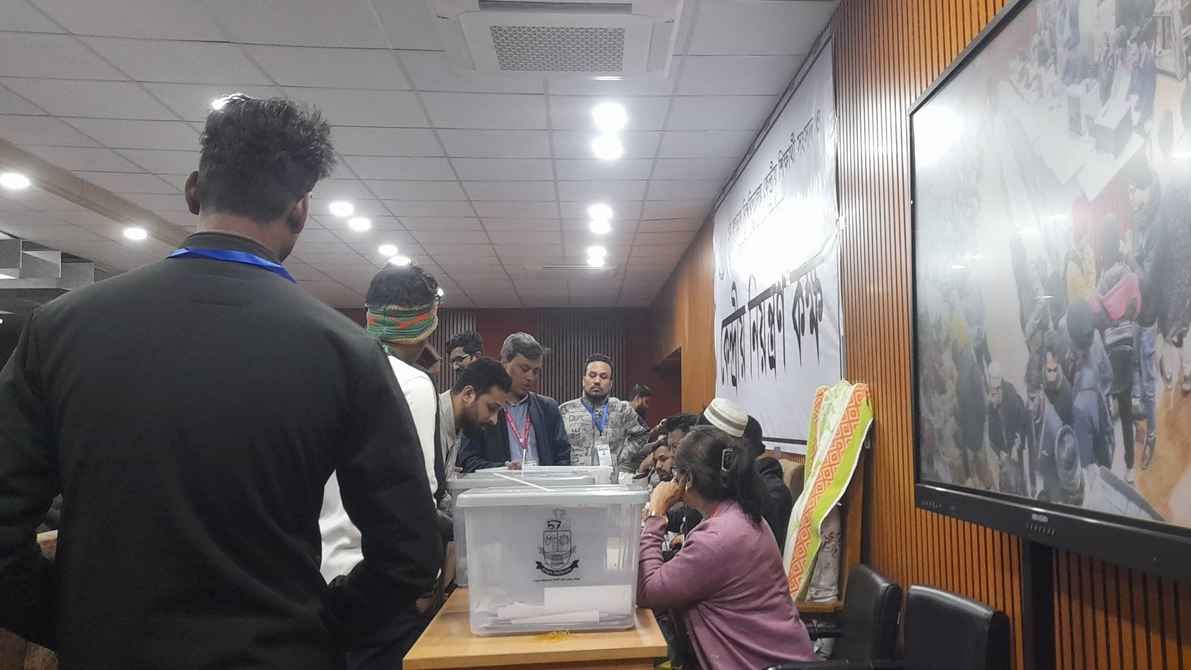 জকসু নির্বাচনের ভোটগণনা ফের শুরু, ফলের অপেক্ষায় শিক্ষার্থীরা