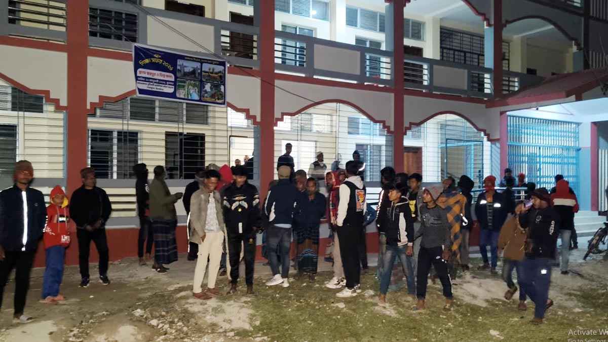 ঝিনাইদহে রাতের আঁধারে মাদরাসায় নিয়োগ পরীক্ষা, অবরুদ্ধ শিক্ষক-কর্মকর্তা