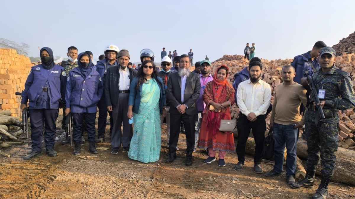 নলছিটিতে পাঁচ ইটভাটার মালিককে ১১ লাখ টাকা জরিমানা