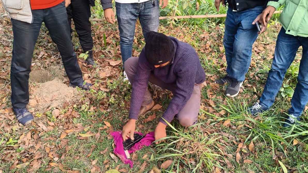 ঝিনাইদহে মাটি খুঁড়ে আগ্নেয়াস্ত্র উদ্ধার