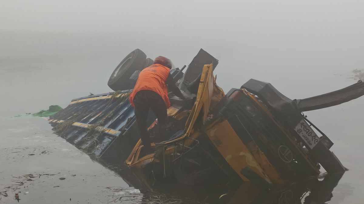 নিয়ন্ত্রণ হারিয়ে ব্রিজের রেলিং ভেঙে নদীতে ট্রাক, দুইজনের লাশ উদ্ধার