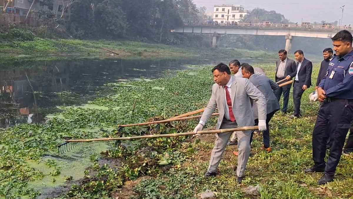 ঝিনাইদহের নবগঙ্গা নদীতে পরিচ্ছন্নতা অভিযান শুরু