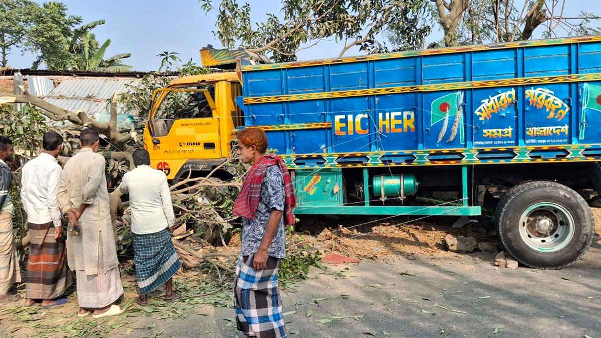 জয়পুরহাটে চলন্ত ট্রাক নিয়ন্ত্রণ হারিয়ে বাড়ির ভেতর