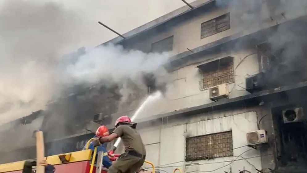 করাচিতে শপিংমলে আগুন, ৫ জনের মৃত্যু