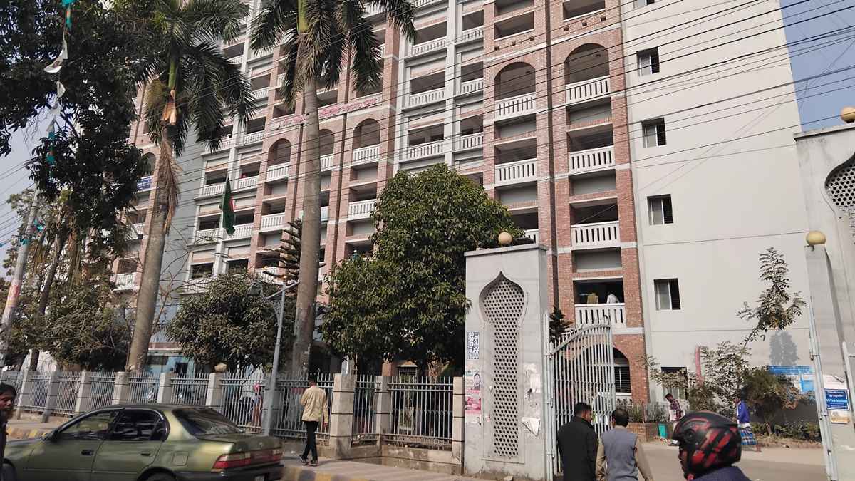 খুলনায় মুফতি আমির হামজার বিরুদ্ধে মানহানি মামলা