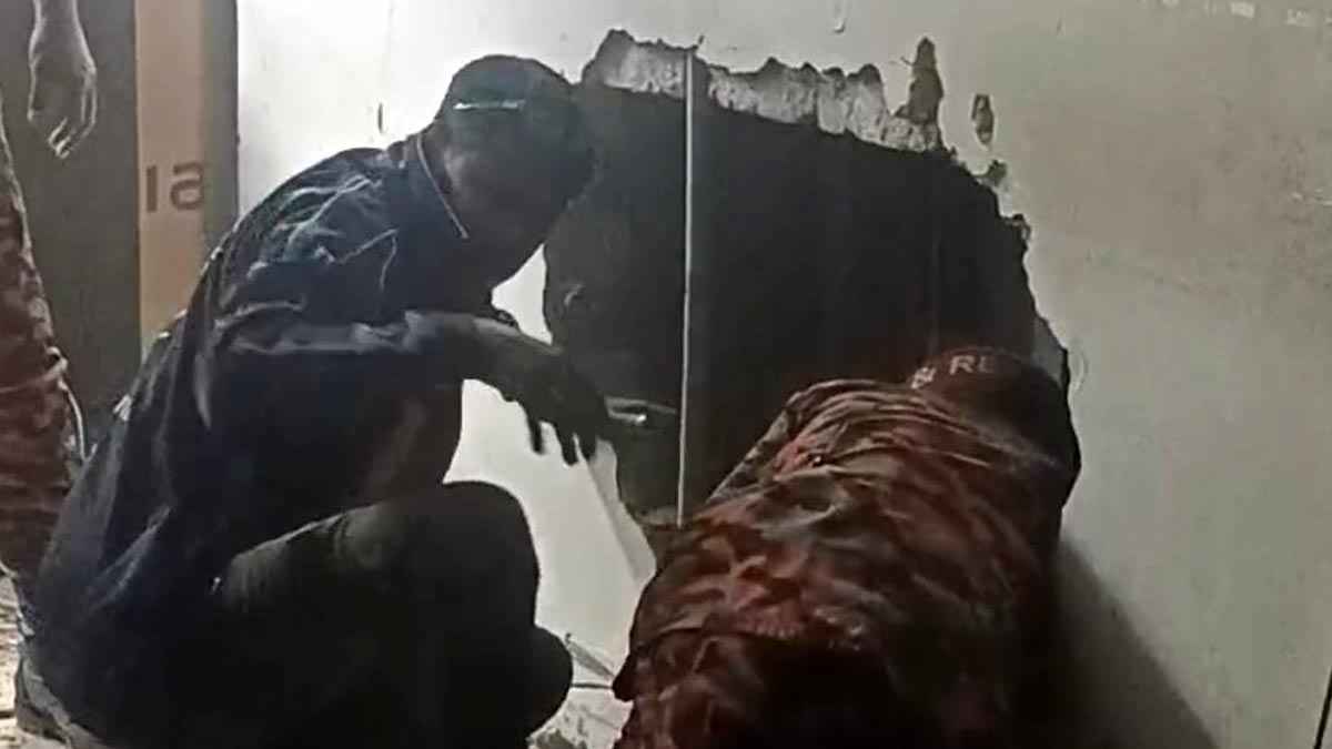 কিশোরগঞ্জে লিফটে বরসহ আটকা ১০ জন, দেয়াল ভেঙে উদ্ধার