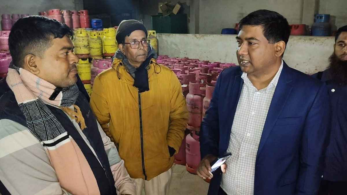 অতিরিক্ত দামে এলপিজি গ্যাস বিক্রি করায় দেড় লাখ টাকা জরিমানা