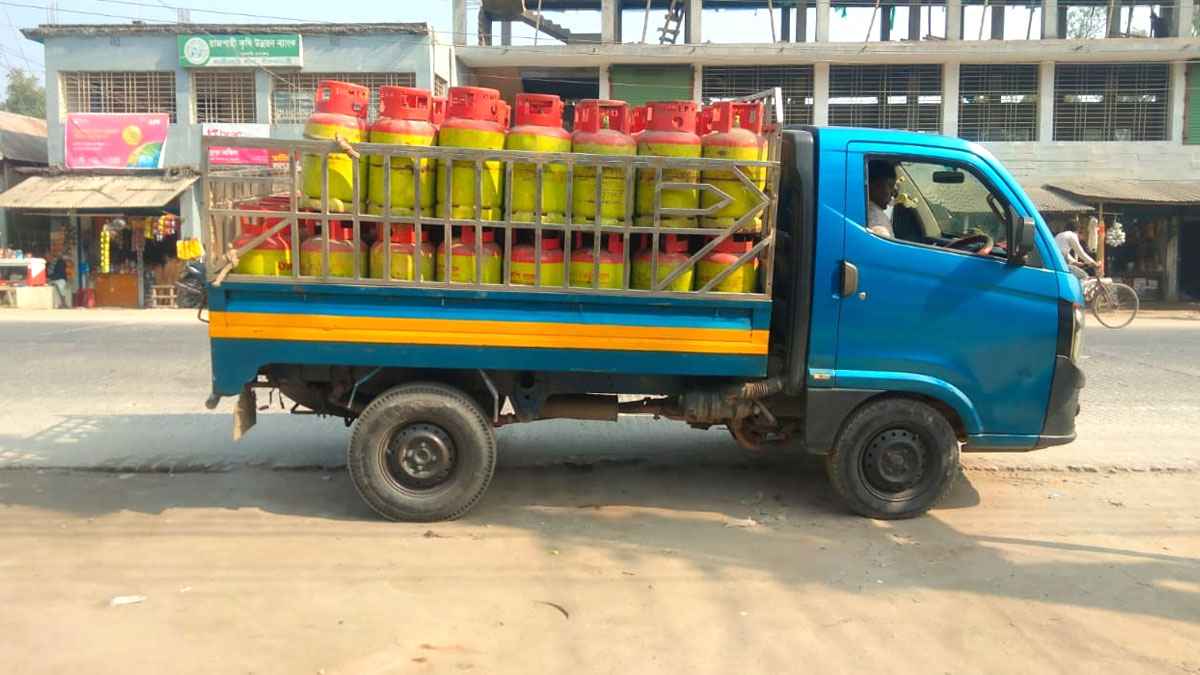 নীলফামারীতে ১৩০৬ টাকার এলপিজি গ্যাস বিক্রি হচ্ছে ২১০০ টাকায়