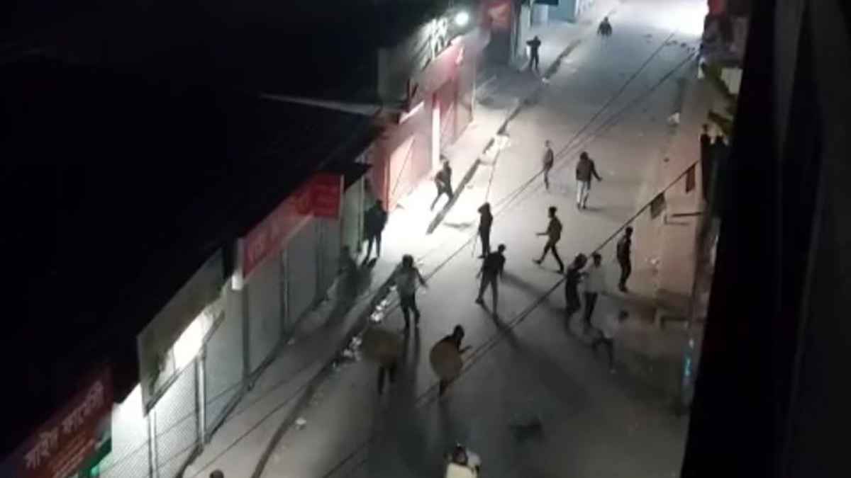 মাদারীপুরে কিশোর গ্যাংয়ের দুপক্ষের সংঘর্ষ, আহত ৫