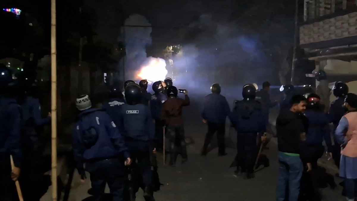 কিশোর গ্যাংয়ের দুপক্ষের সংঘর্ষে ৩০ ককটেল বিস্ফোরণ, হামলা-ভাঙচুর