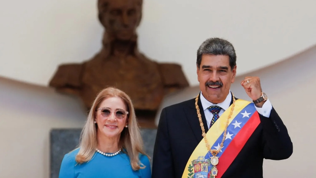 মাদুরো ও তার স্ত্রীর ‘জীবিত থাকার প্রমাণ’ চাইল ভেনিজুয়েলা