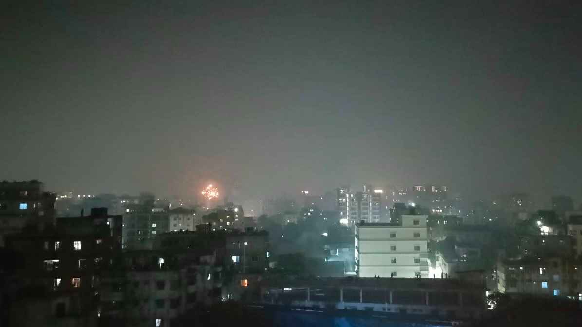 নিষেধাজ্ঞা উপেক্ষা করেই ঢাকায় বিকট শব্দে ফুটছে পটকা-আতশবাজি